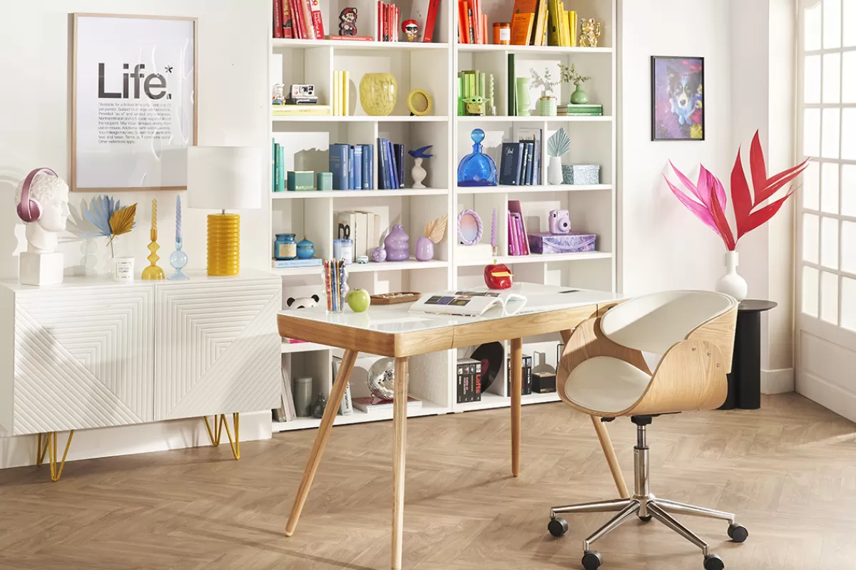 Miliboo Chaise de bureau à roulettes design blanc, bois clair et acier chromé BENT