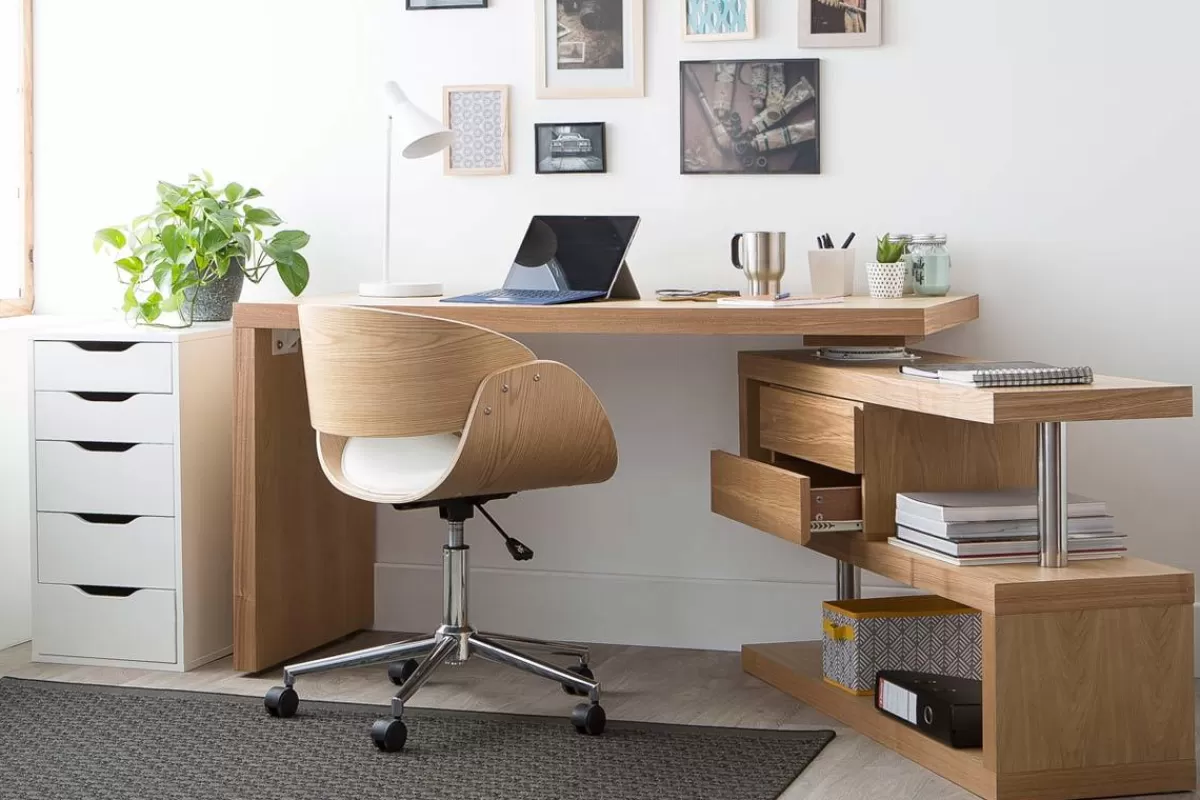 Miliboo Chaise de bureau à roulettes design blanc, bois clair et acier chromé BENT