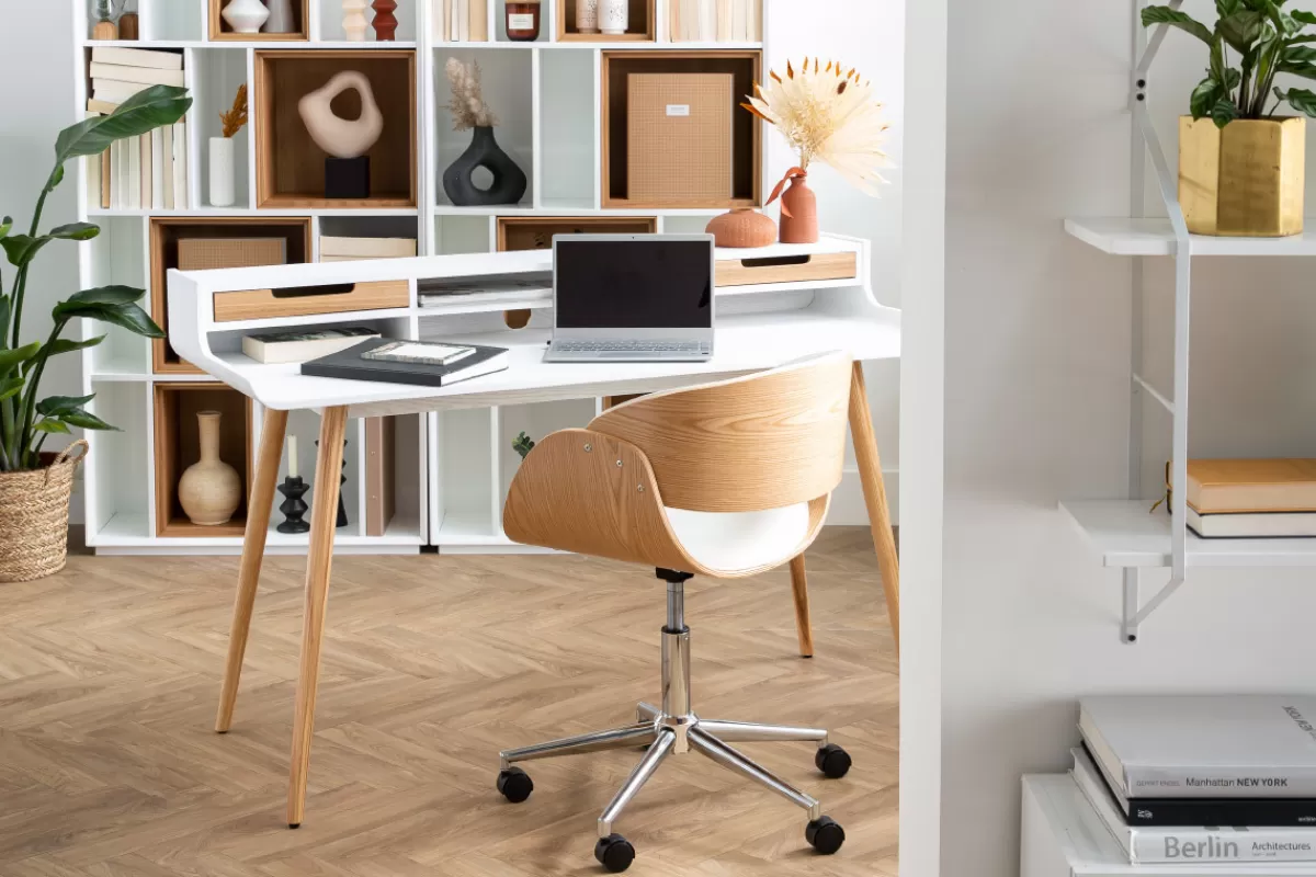 Miliboo Chaise de bureau à roulettes design blanc, bois clair et acier chromé BENT