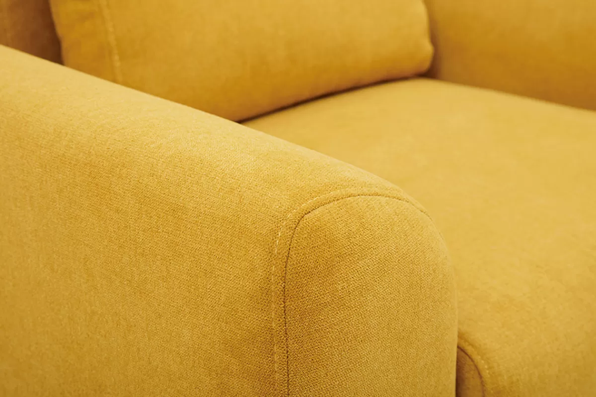 Miliboo Fauteuil scandinave en tissu effet velours jaune moutarde et bois clair EKTOR