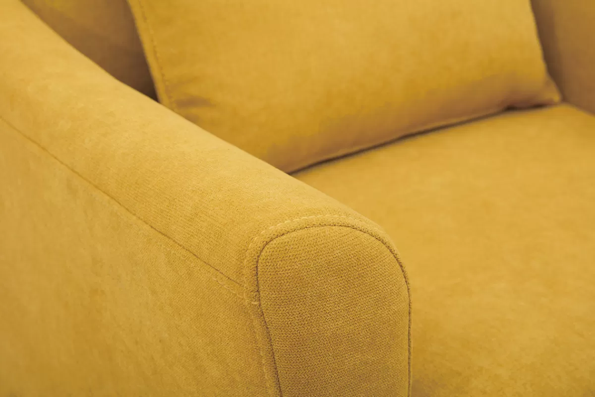 Miliboo Fauteuil scandinave en tissu effet velours jaune moutarde et bois clair KATE