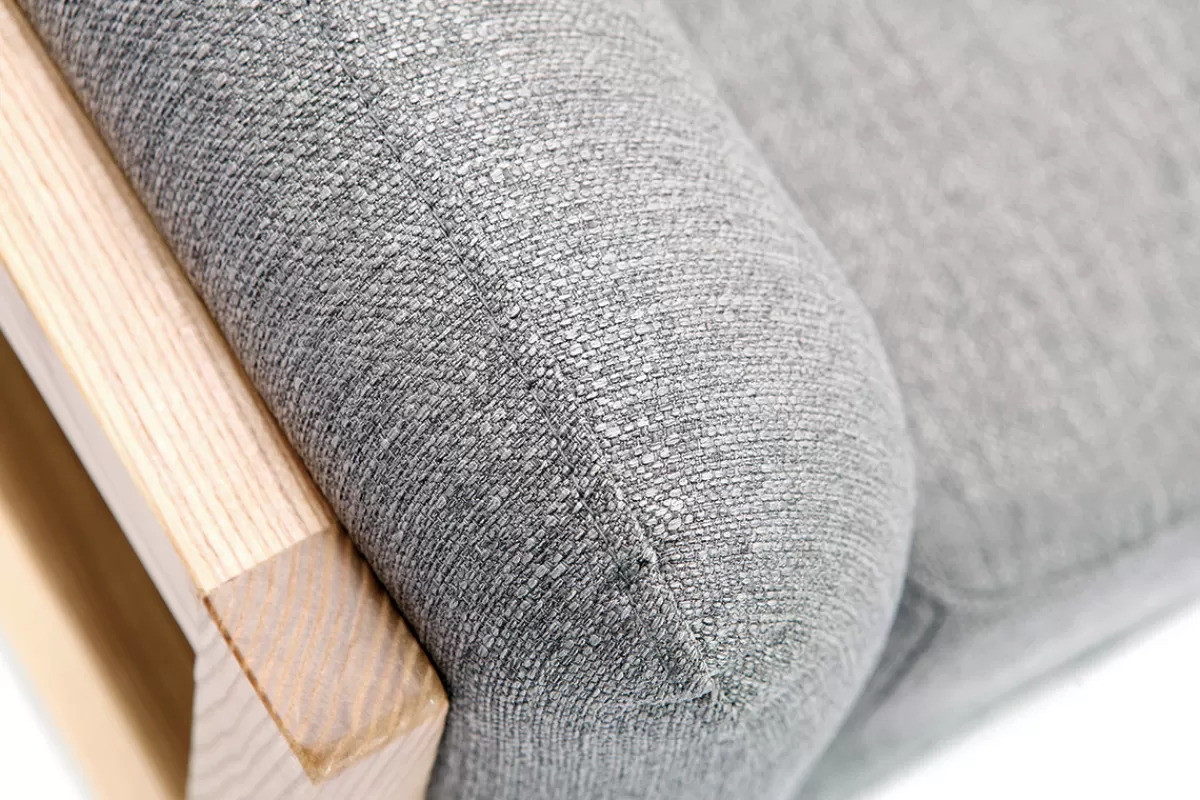 Miliboo Fauteuil scandinave en tissu gris et bois clair massif YOKO