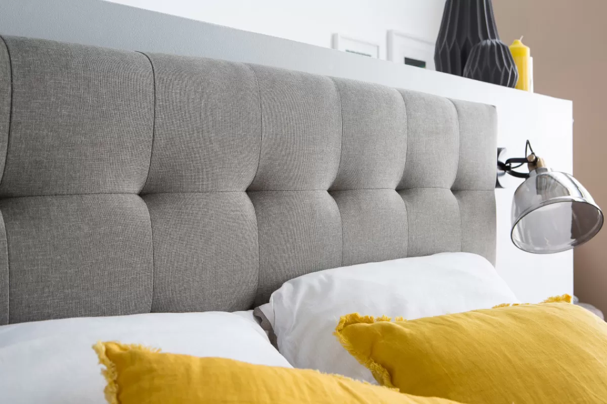 Miliboo Lit 2 places 140x200cm en bois et tissu gris capitonné LYNN