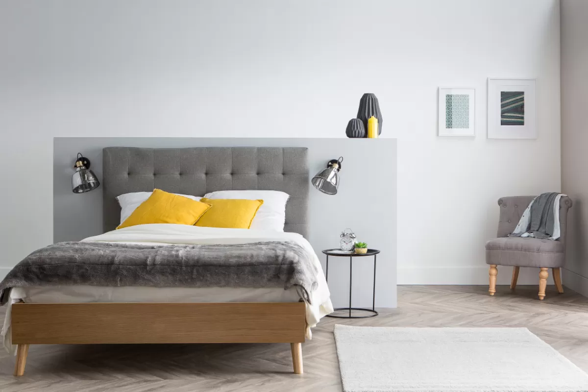 Miliboo Lit 2 places 140x200cm en bois et tissu gris capitonné LYNN